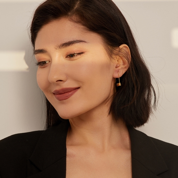 Chic Lock Hoop Earrings - Picture 5 of 8